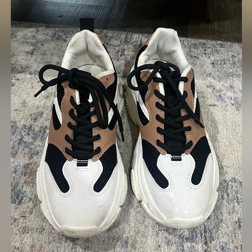 FINAL PRICE Steve Madden Stylish Black and Tan Women’s Sneakers